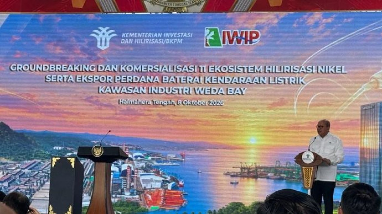 Rosan sebut hilirisasi sumbang 30 persen investasi nasional Chief Executive Officer (CEO) Badan Pengelola Investasi (BPI) Danantara Rosan Perkasa Roeslani berbicara dalam Groundbreaking dan Komersialisasi 11 Ekosistem Hilirisasi Nikel serta Ekspor Perdana Baterai Kendaraan Listrik Kawasan Industri Weda Bay di Halmahera Tengah, Maluku Utara, Kamis (8/10/2026). (Antara)