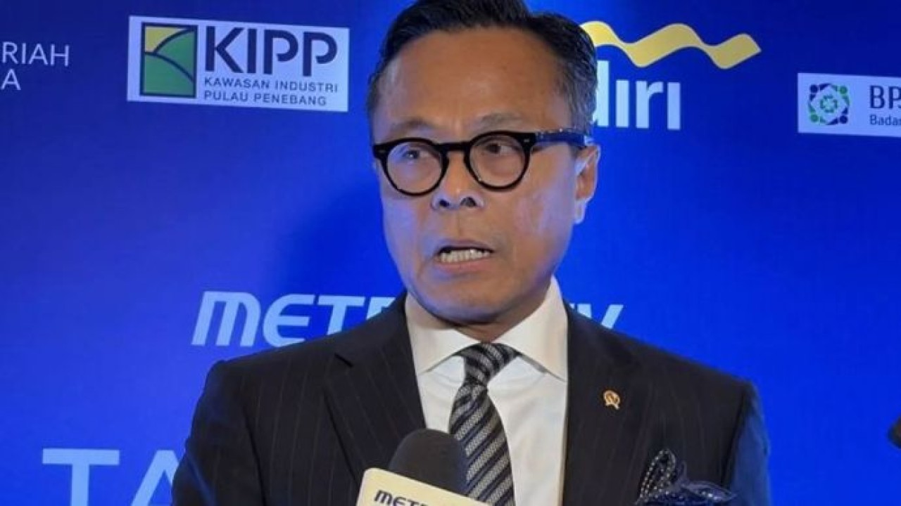 Chief Operating Officer (COO) Danantara sekaligus Kepala BP BUMN Dony Oskaria menanggapi pertanyaan awak media di Jakarta, Kamis (8/10/2026). (Antara)