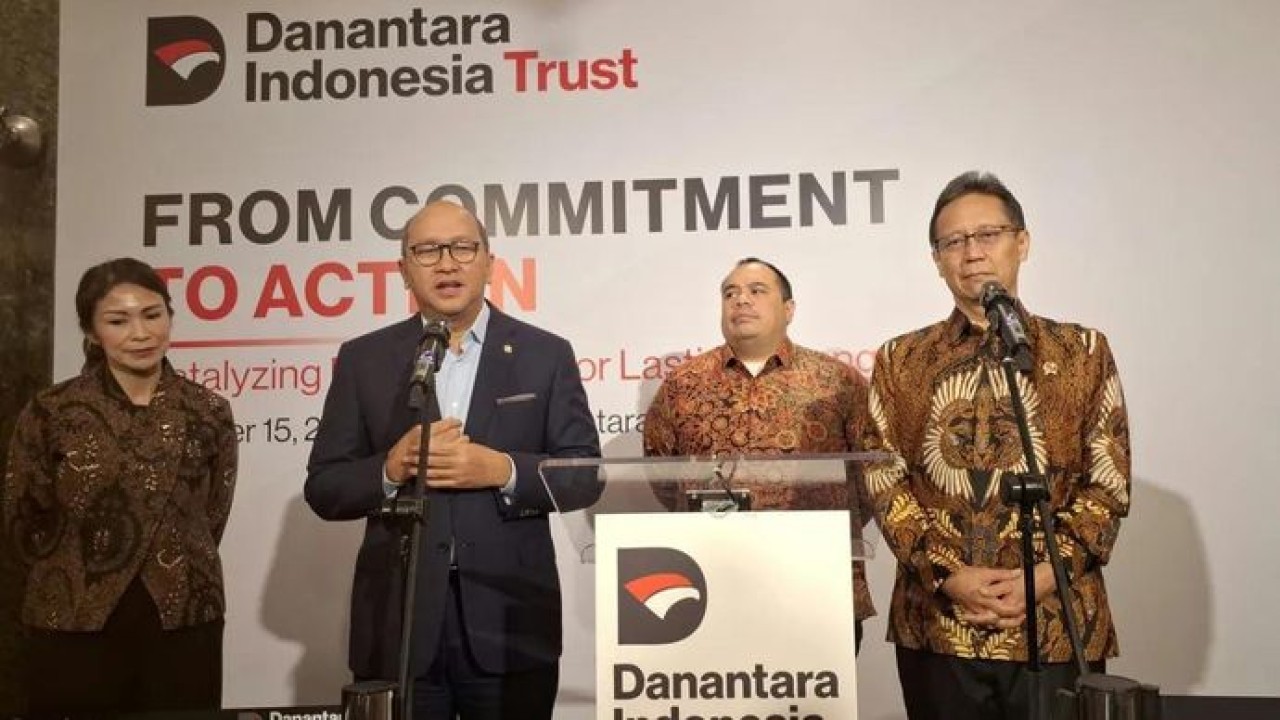 Chief Executive Officer (CEO) Danantara Indonesia, Rosan Roeslani (kiri) dan Menteri Kesehatan Budi Gunadi Sadikin (kanan) dalam konferensi pers satu tahun Danantara Indonesia Trust di Wisma Danantara Indonesia, Jakarta (Antara)