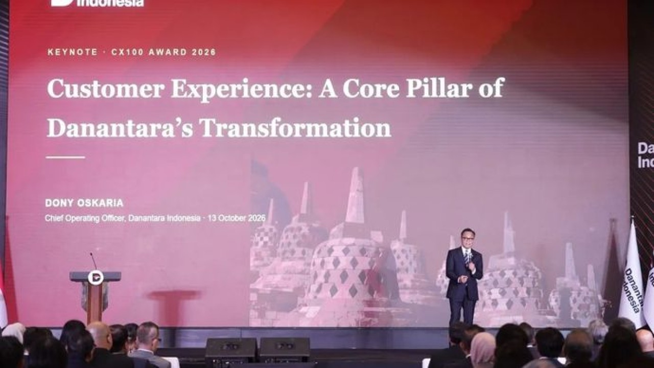 Chief Operating Officer (COO) Danantara Indonesia Dony Oskaria (tengah) menyampaikan materi dalam Danantara Indonesia CX100 Award 2026 di Jakarta (Antara)