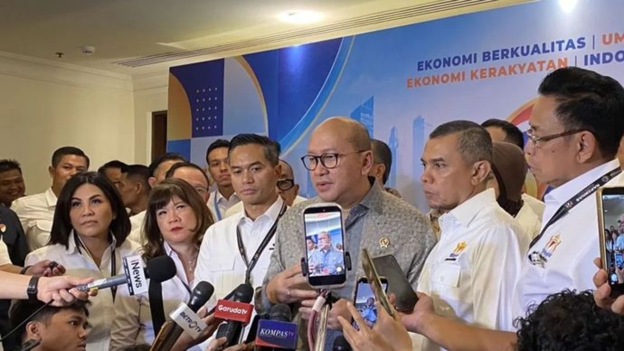 Menteri Investasi dan Hilirisasi/Kepala BKPM Rosan Roeslani (tengah) memberikan keterangan pers di Jakarta, Kamis (29/10/2026). (Antara)