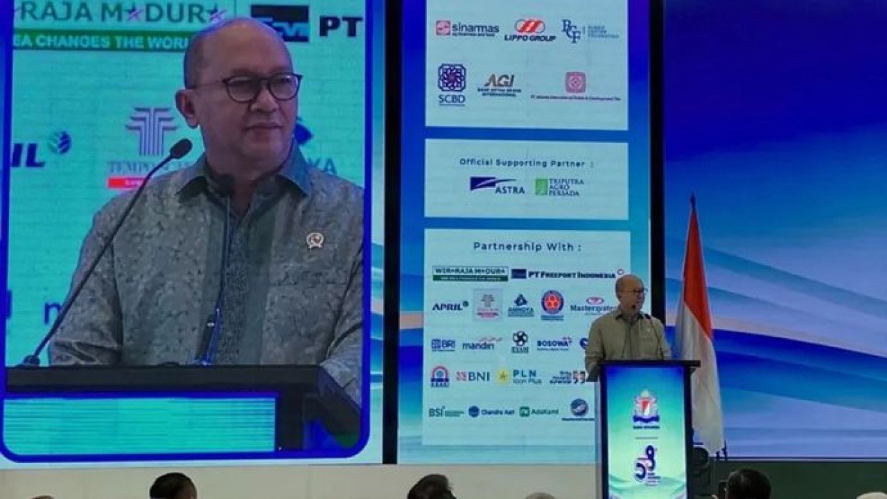 CEO Badan Pengelola Investasi Danantara Rosan Roeslani memberikan sambutan dalam Rapimnas Kadin 2026, di Jakarta, Kamis (29/10/2026). (Antara)