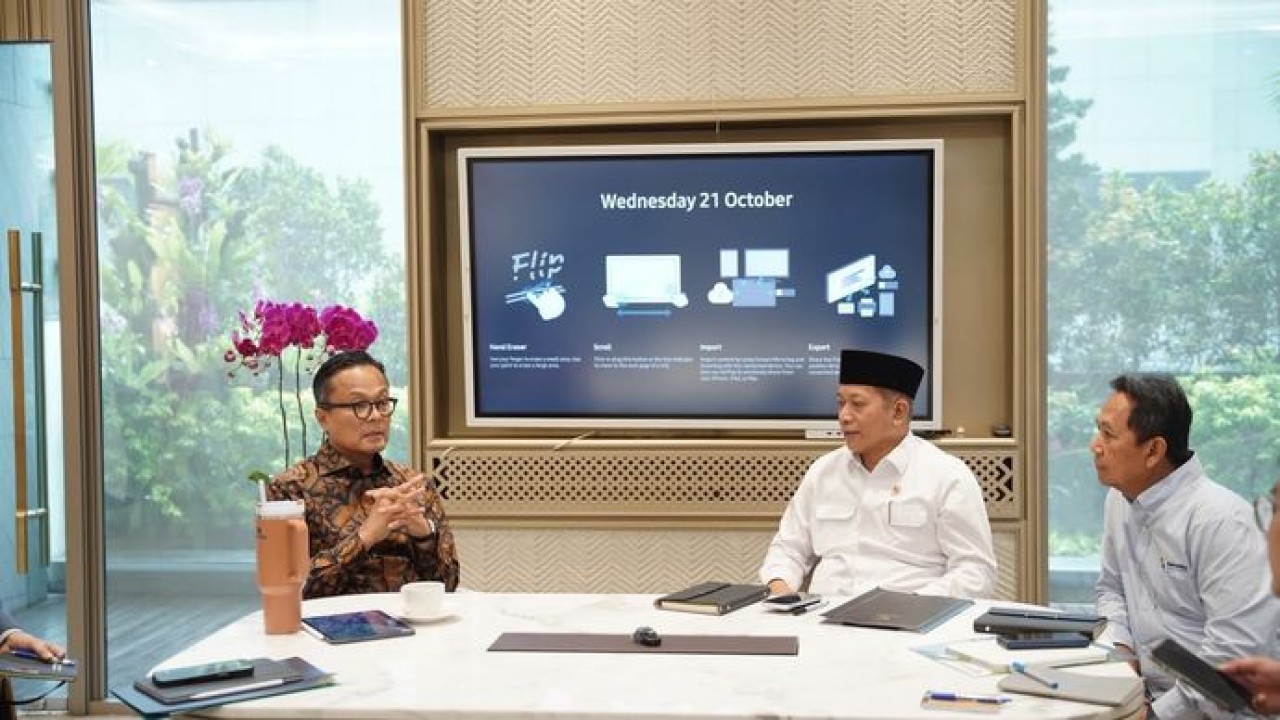 Kepala BP BUMN sekaligus COO Danantara Dony Oskaria dengan Menteri Koperasi Ferry Juliantono