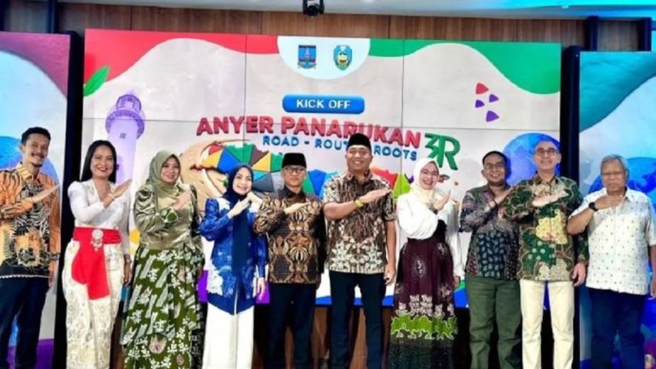Mendes PDT Yandri Susanto bersama Bupati dan Wakil Bupati Situbondo, Ketua DPRD Situbondo, Bupati dan Wakil Bupati Serang foto bersama usai Kick Off Anyer Panarukan 3R di Auditorium Bank BJB Jakarta Selatan (Antara)