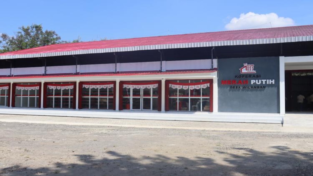 Koperasi Desa/Kelurahan Merah Putih (KDKMP) Desa Gejugjati, Kecamatan Lekok, Kabupaten Pasuruan, Jawa Timur, menjadi motor penggerak ekonomi bagi keluarga penerima manfaat (KPM) bantuan sosial.