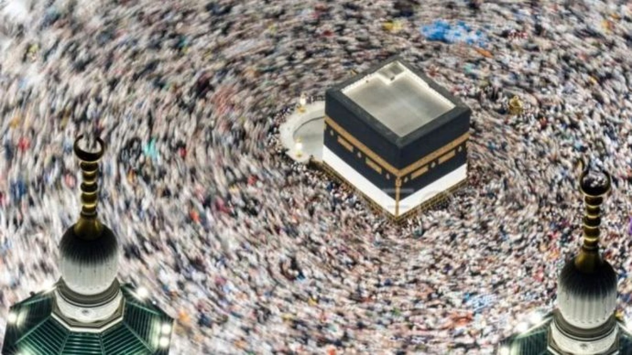 Jamaah haji dari berbagai negara melakukan Tawaf di Masjidil Haram, Mekkah, Arab Saudi, Minggu (15/6/2025). (Antara)