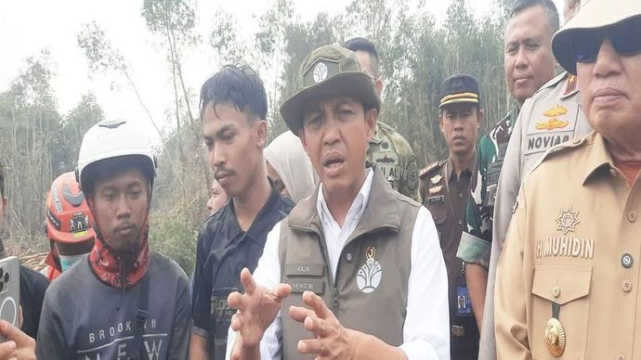 Menteri Kehutanan Raja Juli Antoni saat meninjau penanggulangan karhutla di Hutan Lindung Liang Anggang Banjarbaru, Senin (12/10/2026) (Antara)