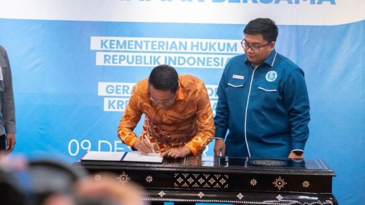 Menteri Hukum Supratman Andi Agtas didampingi Ketua Umum DPP Gekrafs Kawendra Lukistian saat menandatangani nota kesepahaman mengenai perluasan kebijakan tarif nol rupiah untuk pencatatan hak cipta. (Foto: Dok/Istimewa)