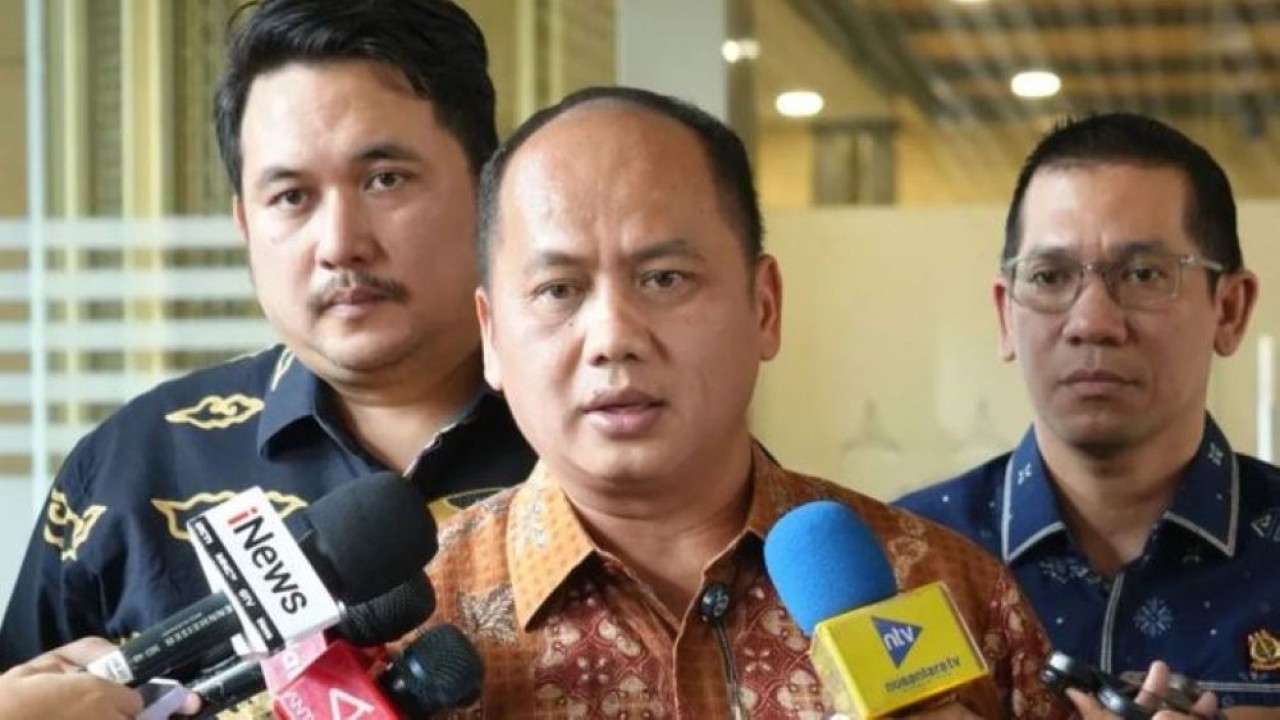 Kepala Pusat Penerangan Hukum (Kapuspenkum) Kejagung Anang Supriatna (tengah) memberikan keterangan pers di Gedung Utama Kejaksaan Agung, Jakarta, Jumat (2/10/2026). (Foto: Antara)