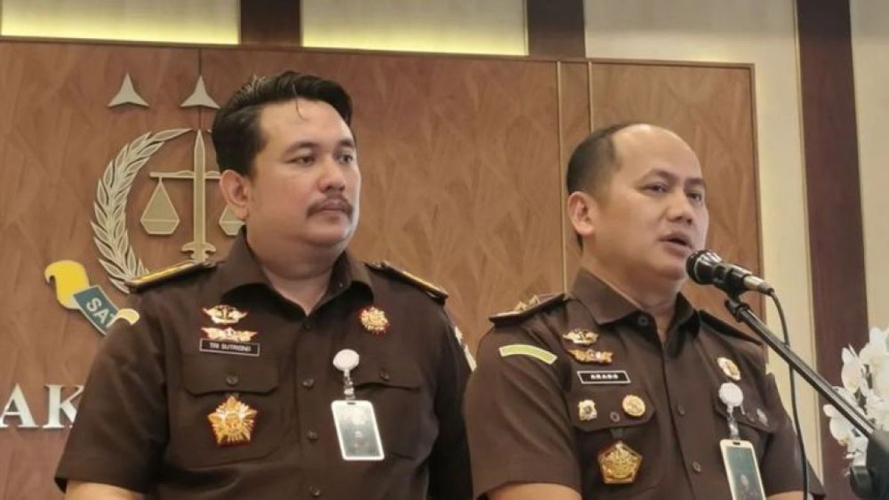 Kepala Pusat Penerangan Hukum (Kapuspenkum) Kejaksaan Agung Anang Supriatna (kanan) menjawab pertanyaan awak media di Gedung Kejaksaan Agung, Jakarta, Rabu (14/10/2026). (Foto: Antara)