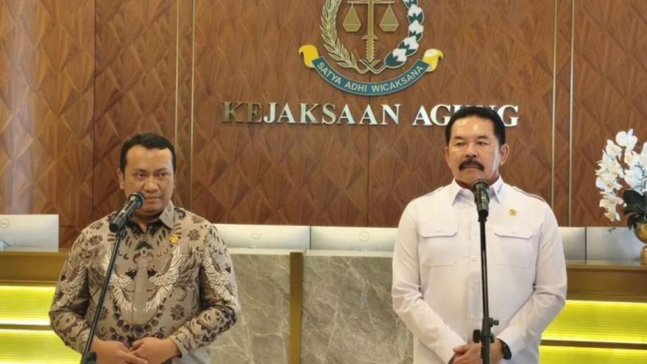 Jaksa Agung ST Burhanuddin (kanan) bersama Anggota I BPK RI Nyoman Adhi Suryadnyana (kiri) memberikan keterangan pers di Gedung Kejaksaan Agung. (Foto: Antara)