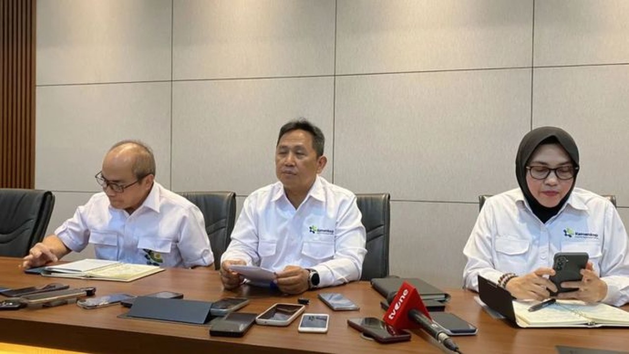 Sekretaris Kementerian Koperasi Ahmad Zabadi (tengah) memberikan keterangan pers di Jakarta, Senin (28/9/2026). (ANTARA)