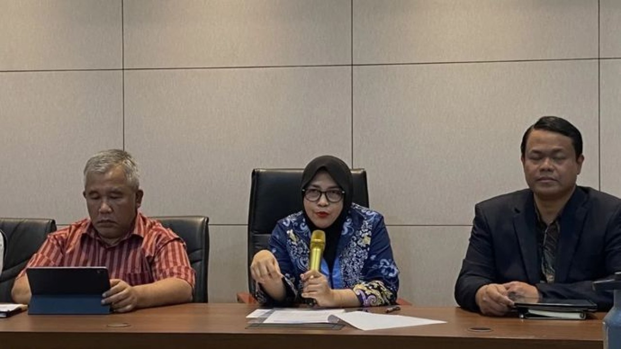 Deputi Bidang Pengembangan Talenta dan Daya Saing Koperasi Kementerian Koperasi Destry Anna Sari (tengah) memberikan keterangan pers di kantornya di Jakarta, Jumat, 16 Oktober 2026. (Antara)