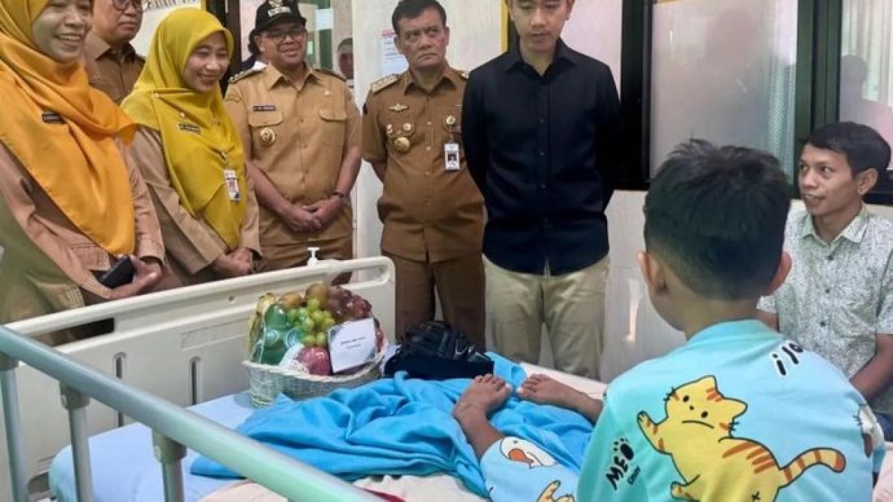 Wapres Gibran Rakabuming (ketiga kanan) ketika meninjau kondisi anak-anak diduga korban keracunan makanan di Kabupaten Batang, Jawa Tengah, Senin, 28 September 2026 (Antara)