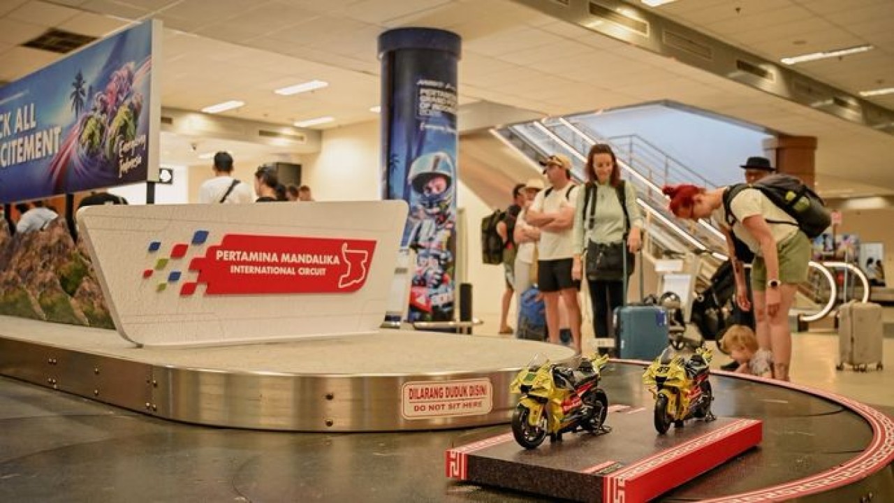 Miniatur motor balap tim Pertamina Enduro VR46 Racing Team yang menghiasi area pengambilan bagasi menyambut kedatangan para penumpang di Bandara Internasional Lombok.