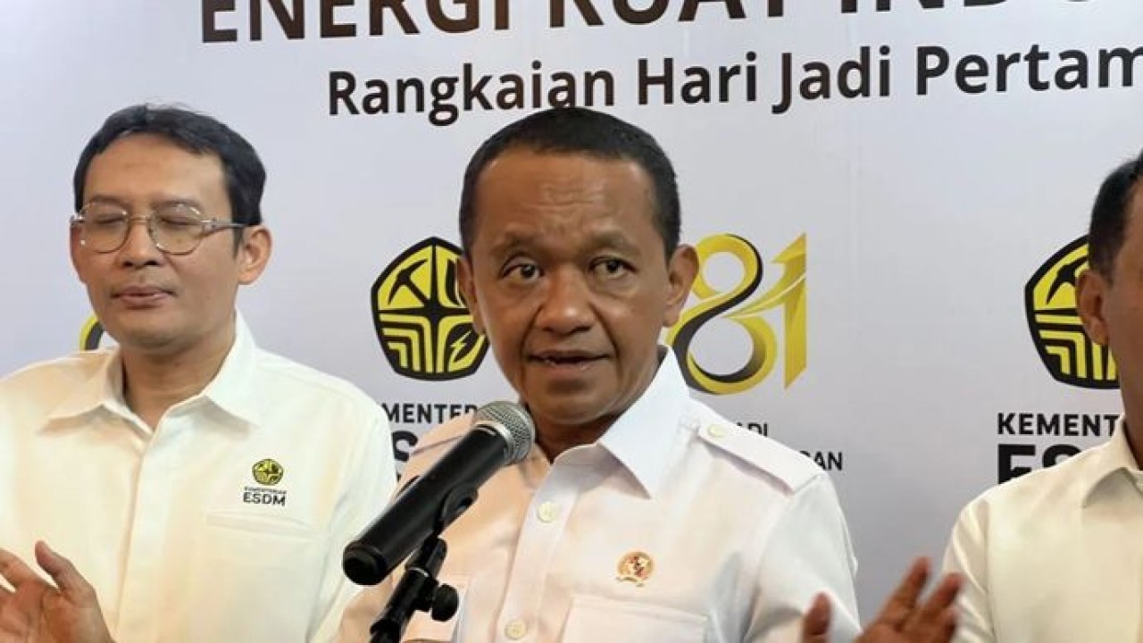 Menteri Energi dan Sumber Daya Mineral (ESDM) Bahlil Lahadalia memberi keterangan ketika ditemui di sela-sela acara Donor Darah Ditjen Minerba yang digelar di Jakarta, Senin (21/9/2026). (Antara)