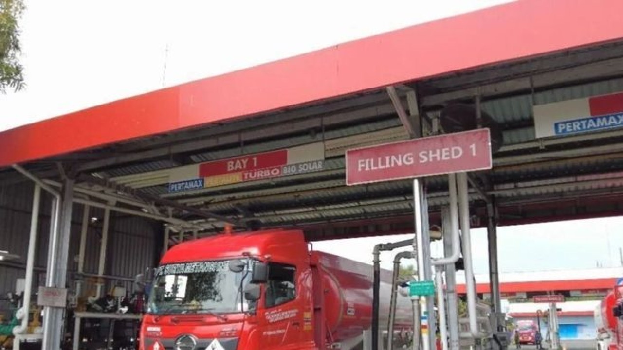 Truk tangki BBM memasok suplai di Terminal BBM Sanggaran, Denpasar, Bali, Kamis, 15 Oktober 2026 (Antara)