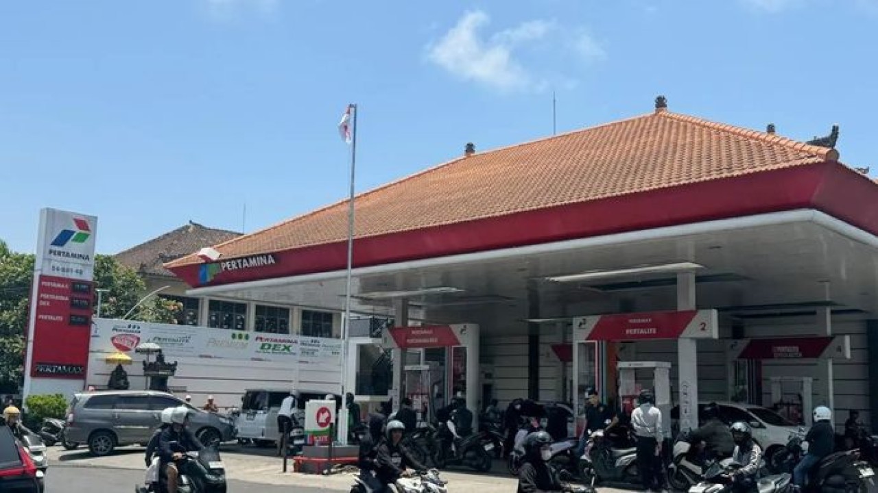 Pelanggan mengisi BBM di salah satu SPBU di wilayah Bali (Antara)