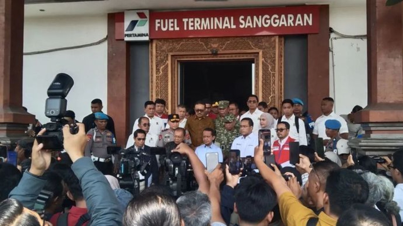 Direktur Utama Pertamina Simon Aloysius Mantiri bersama Menko Bidang Hilirisasi dan Transisi Energi Bahlil Lahadalia dan Gubernur Bali Wayan Koster memberikan keterangan pers terkait kondisi distribusi BBM di Terminal BBM Sanggaran, Denpasar, Bali, S (Antara)