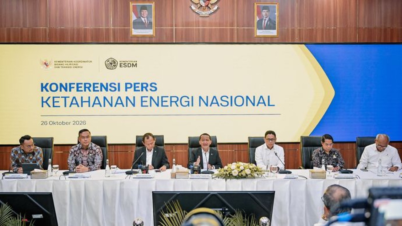 Menko Bidang Hilirisasi dan Transisi Energi & Menteri ESDM Bahlil Lahadalia bersama Menteri Perindustrian, Muhammad Sarmuji, Wakil Menteri ESDM, Yuliot Tanjung, Direktur Jenderal Migas, Laode Sulaeman, Kepala SKK Migas, Djoko Siswanto dan Direktur Utama PT Pertamina (Persero), Simon Aloysius Mantiri, Direktur Utama Pertamina Patra Niaga, Mars Ega melakukan Konferensi Pers terkait Ketahanan Energi Nasional yang diselenggarakan di Kantor ESDM, Jakarta pada Senin (26/10/2026). (Pertamina)