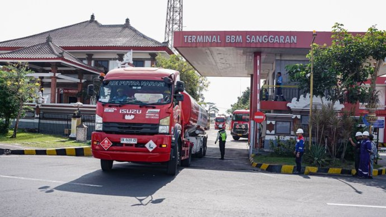 Aktivitas penyaluran energi dan kesiapan operasional truk tangki di Terminal BBM Sanggaran, bagian dari komitmen Pertamina Patra Niaga dalam menjaga keandalan distribusi energi nasional.