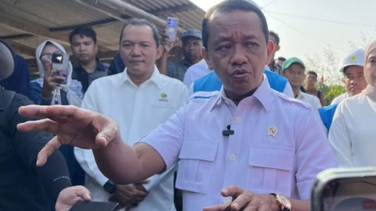 Menteri Koordinator (Menko) Bidang Hilirisasi dan Transisi Energi Bahlil Lahadalia memberi keterangan ketika ditemui setelah acara Bantuan Pasang Baru Listrik (BPBL), di Karawang, Jawa Barat (Antara)