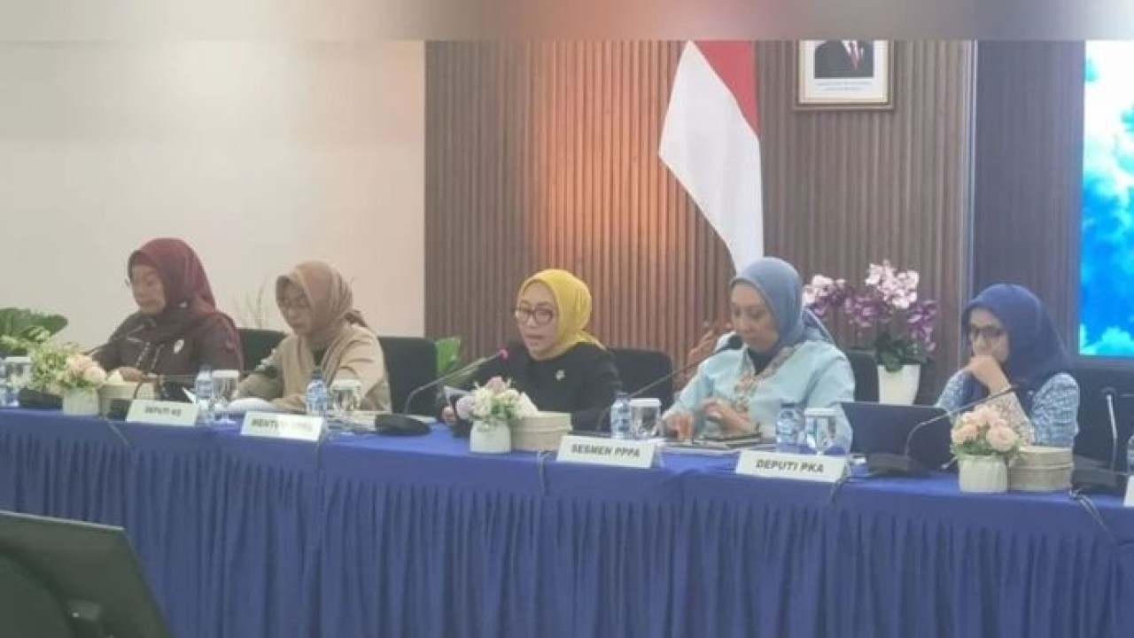 Menteri Pemberdayaan Perempuan dan Perlindungan Anak (PPPA) Arifah Fauzi (tengah) dalam konferensi pers di Jakarta, Selasa (27/10/2026 (Antara)