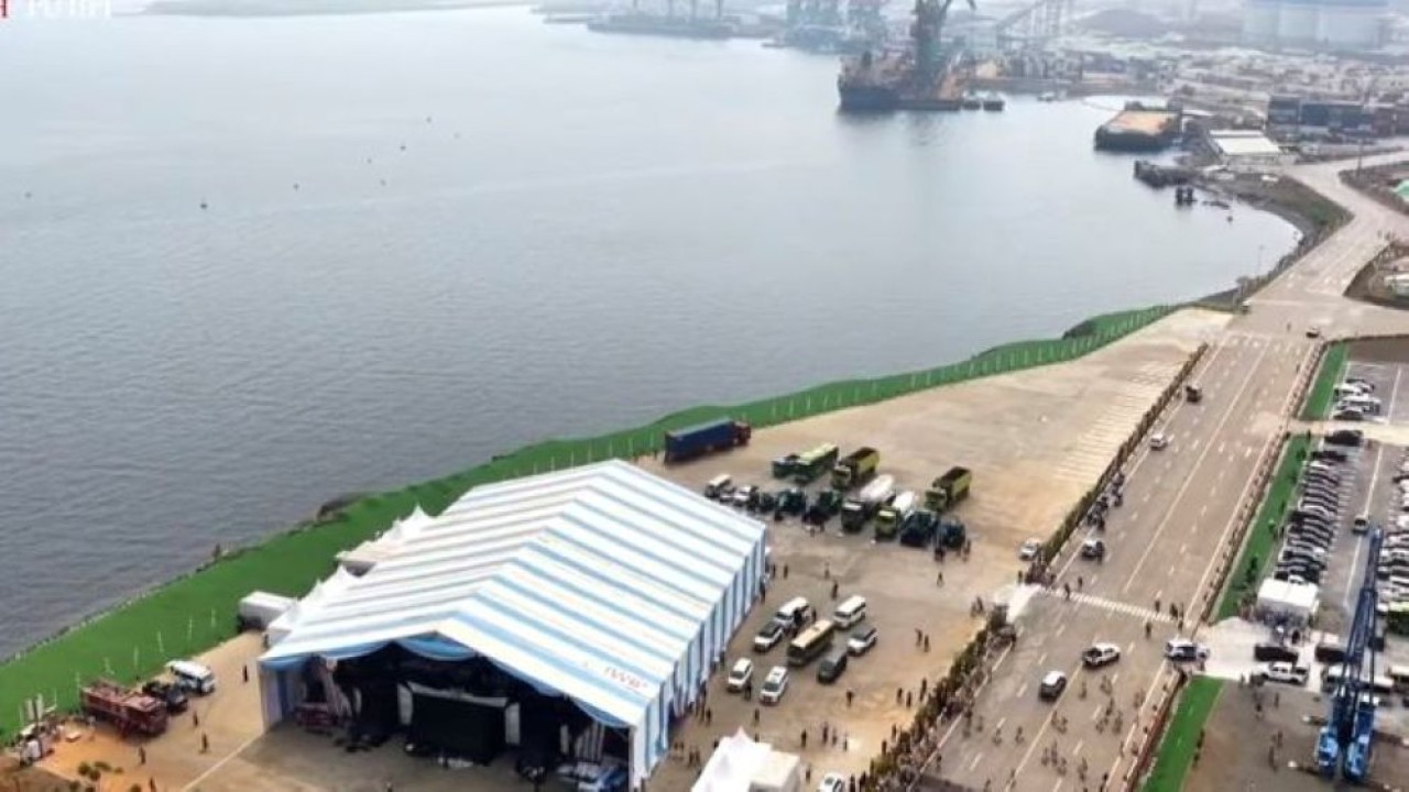 Presiden Prabowo Subianto meluncurkan ekspor perdana baterai kendaraan listrik dan 11 proyek industri di kawasan Indonesia Weda Bay Industrial Park (IWIP), Halmahera Tengah, Maluku Utara, Kamis, 8 Oktober 2026. (Foto: Istimewa)