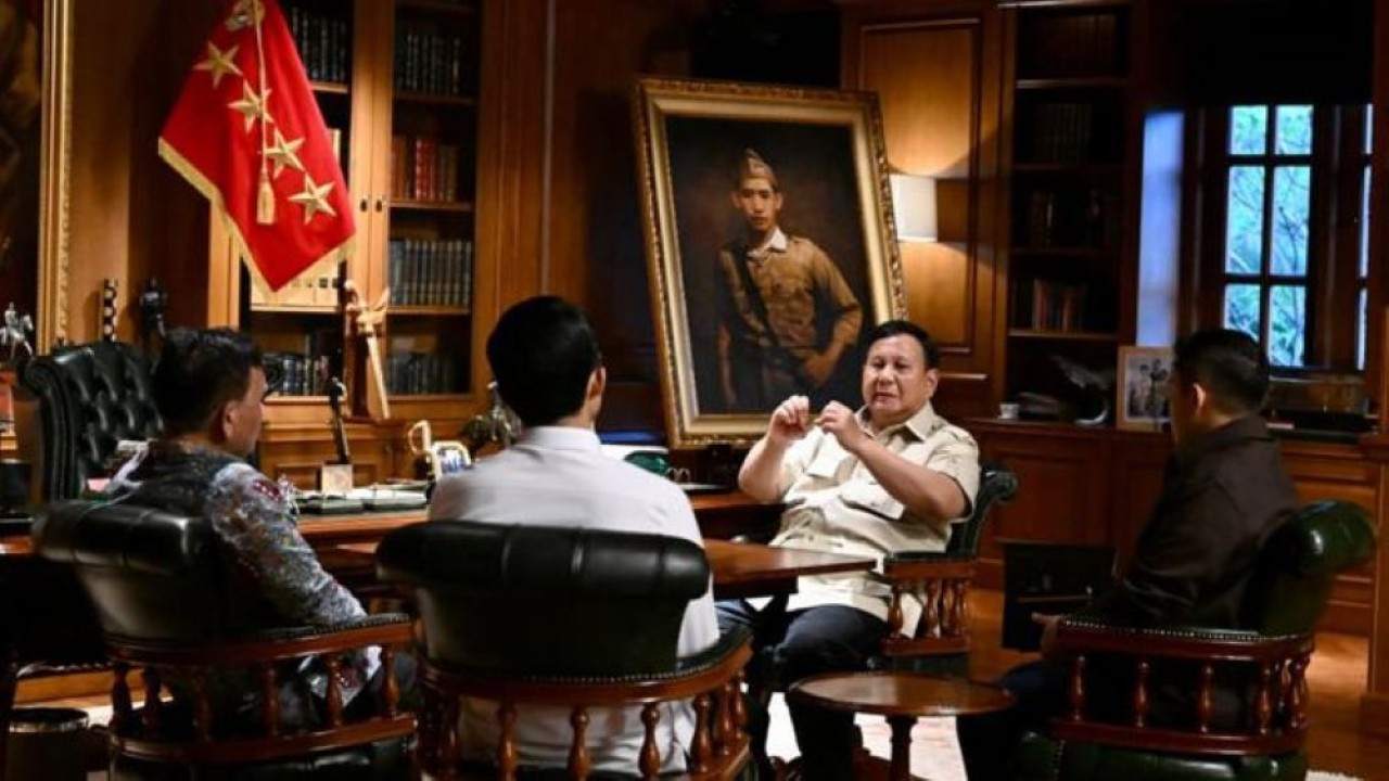Presiden Prabowo Subianto memanggil Kepala Badan Komunikasi Pemerintah (Bakom) Syahganda Nainggolan dan Wakil Kepala Bakom Fadli Tri Hartono di kediamannya, pada Minggu sore, 4 Oktober 2026. (Foto: Istimewa)