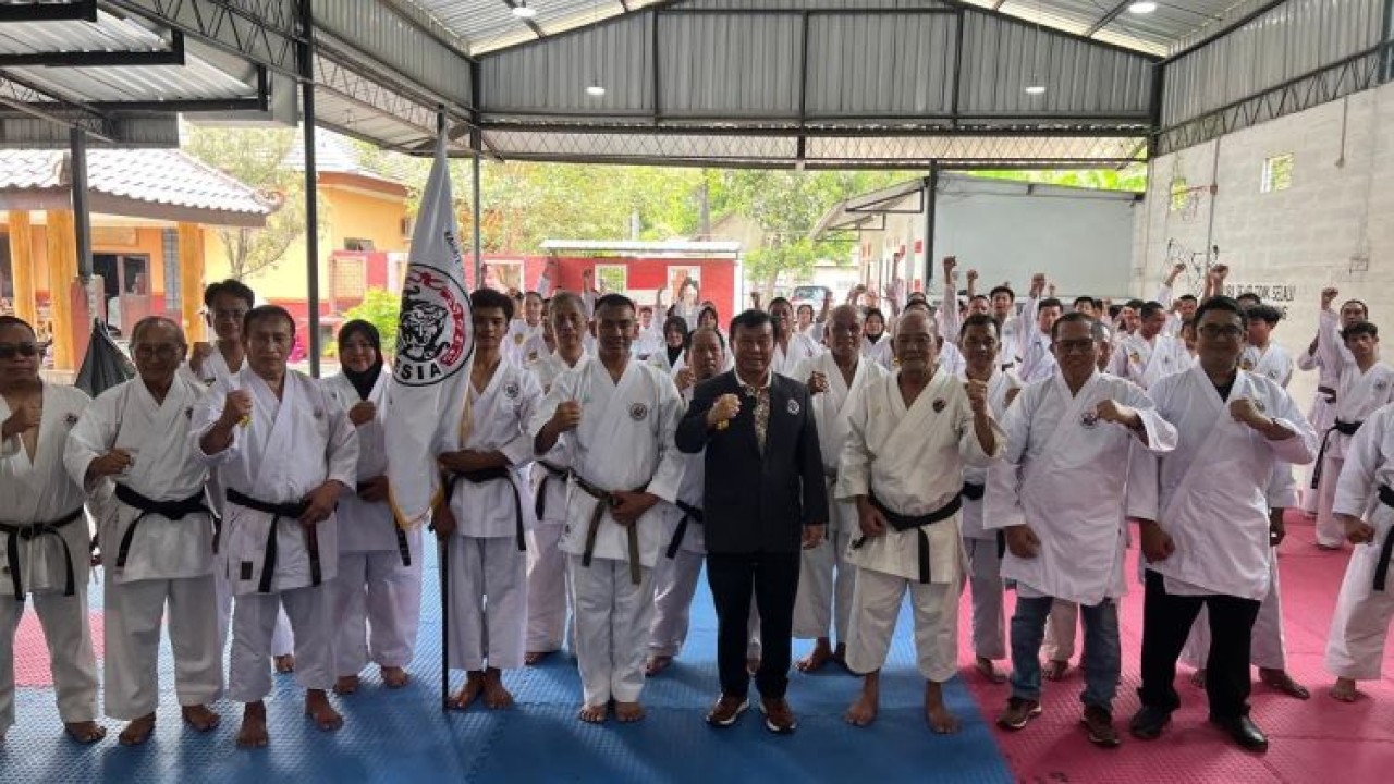 Ketua Umum Pengurus Besar (PB) Perguruan Karate-Do TAKO Indonesia, Nurdin Tampubolon mengukuhkan kepengurusan Karate-Do TAKO Jawa Timur masa bakti 2025-2029