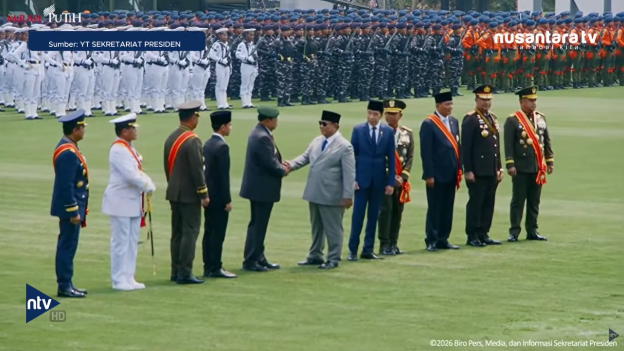 Presiden Prabowo Subianto hanya memberi hormat dan menyalami Presiden ke-6 RI Susilo Bambang Yudhoyono (SBY), beda sikap kepada Presiden ke-7 RI Joko Widodo.