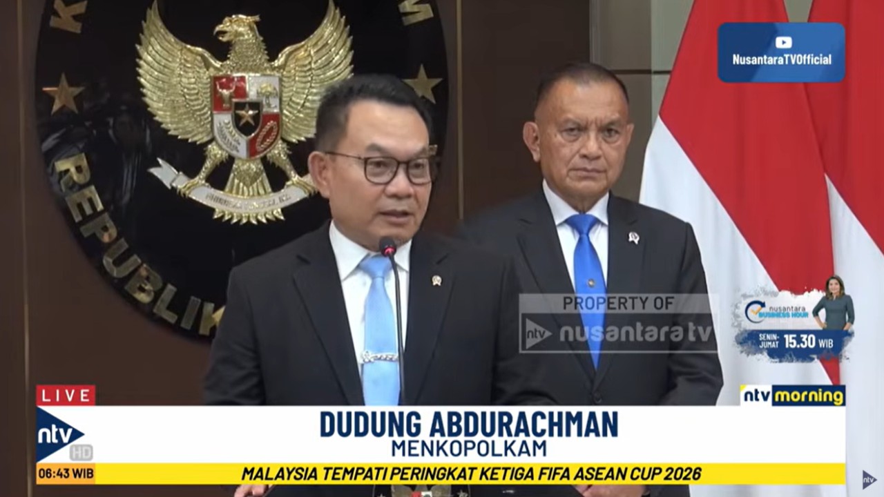 Menteri Koordinator Politik Hukum dan Keamanan Dudung Abdurachman Menyatakan Siap Tangani Karhutla dan Eksportir Benur usai serah terima jabatan dengan Djamari Chaniago di Kemenko Polkam
