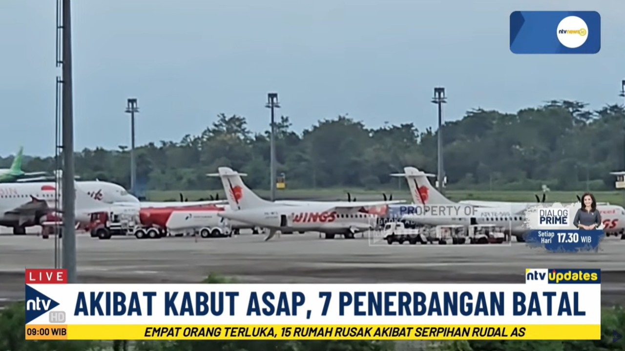 Kabut asap akibat kebakaran hutan dan lahan di Kalimantan membuat operasional penerbangan di Bandara Internasional Sultan Hasanuddin Makassar, Sulawesi Selatan terganggu
