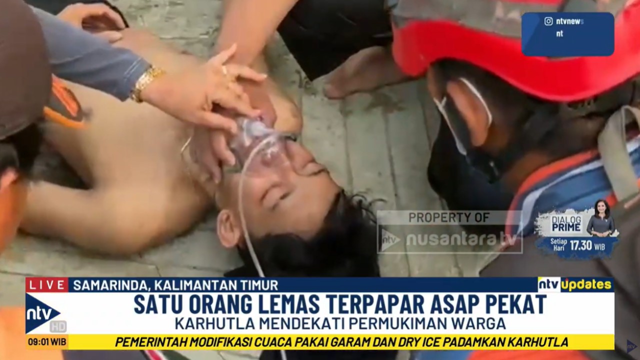 Seorang warga pingsan akibat kebakaran hutan dan lahan di Samarinda, Kalimantan Timur, yang semakin membesar