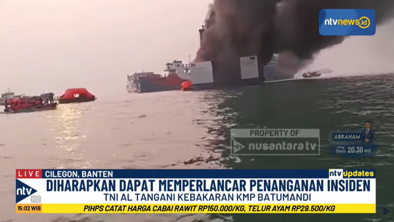 TNI Angkatan Laut melalui Lanal Banten membantu penanganan kebakaran Kapal Motor Penyeberangan (KMP) Batumandi di perairan Selat Sunda dekat Pulau Merak Besar, Cilegon, Banten