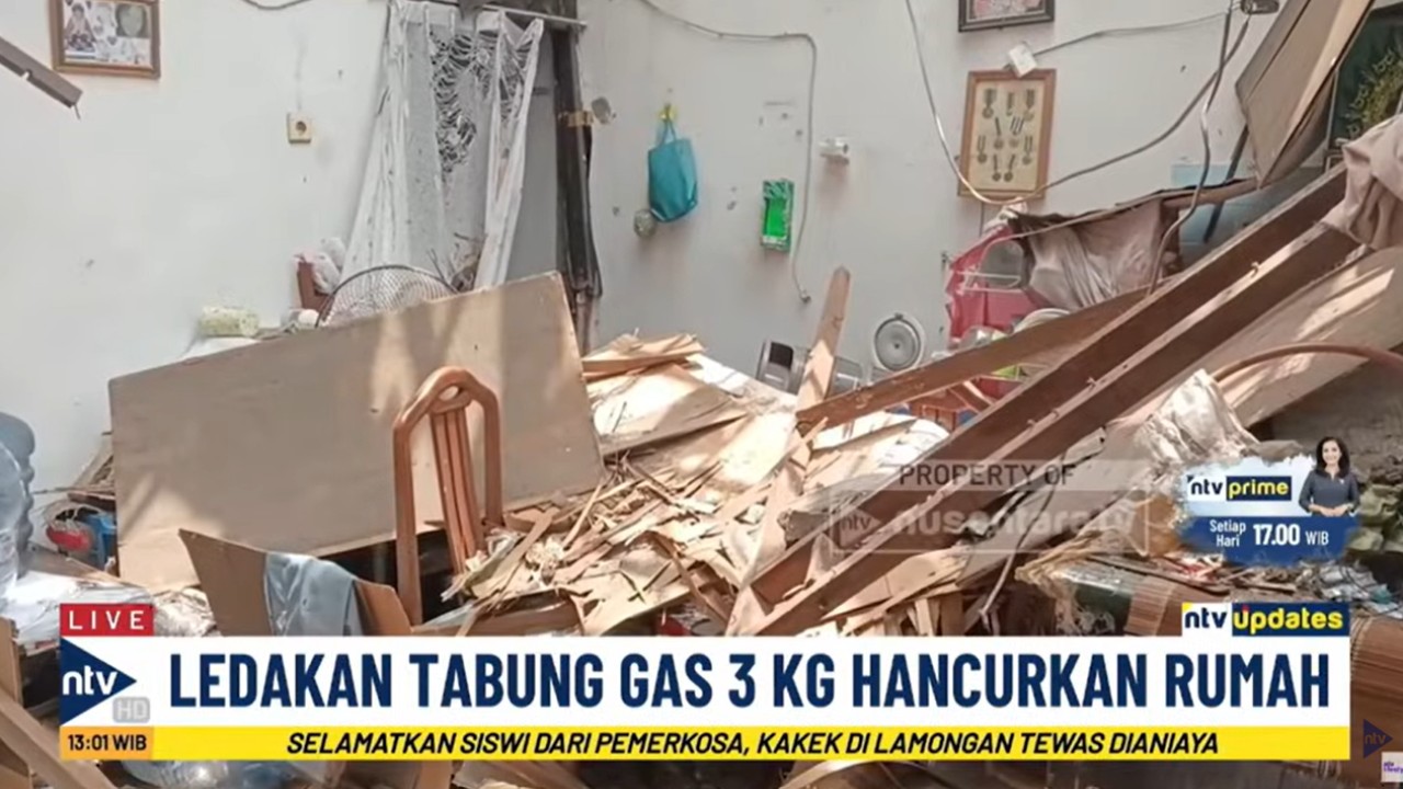 Sebuah rumah di Kawasan Pondok Kelapa, Duren Sawit, Jakarta Timur rusak parah akibat ledakan tabung gas 3 kilogram.
