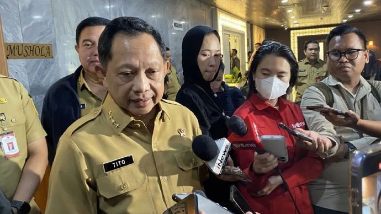 Menteri Dalam Negeri Tito Karnavian menjawab pertanyaan pers di kompleks parlemen, Senayan, Jakarta, Selasa, 15 September 2026. (Antara)