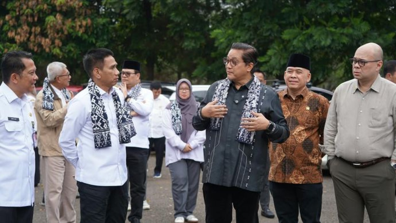 Wakil Menteri Dalam Negeri III Komisaris Jenderal Polisi (Purn.) Akhmad Wiyagus bersama pimpinan BPSDM Kemendagri menyambut kunjungan kerja spesifik Komisi II DPR RI di BBPKA-PDN II Jatinangor, Sumedang, Jawa Barat.