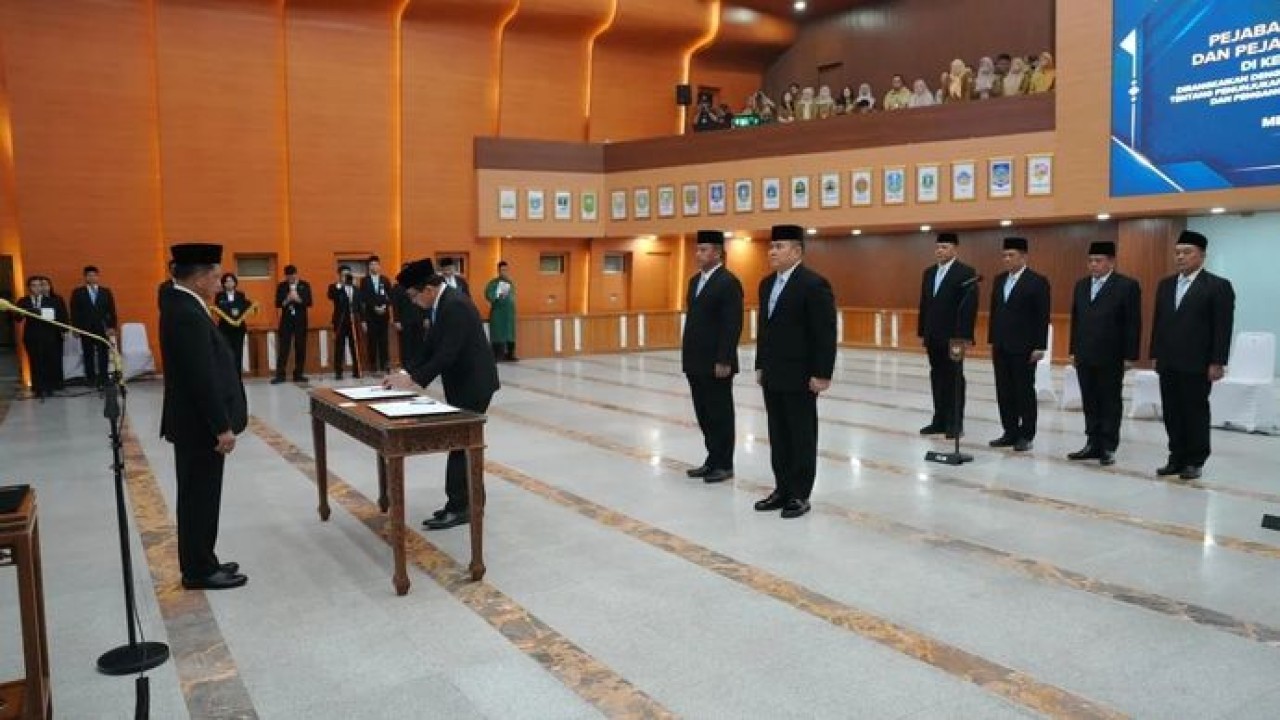 Menteri Dalam Negeri (Mendagri) Muhammad Tito Karnavian melantik sejumlah Pejabat Pimpinan Tinggi Madya (Eselon I), staf khusus, dan pejabat struktural akademik di lingkungan Kementerian Dalam Negeri (Kemendagri). (Antara)