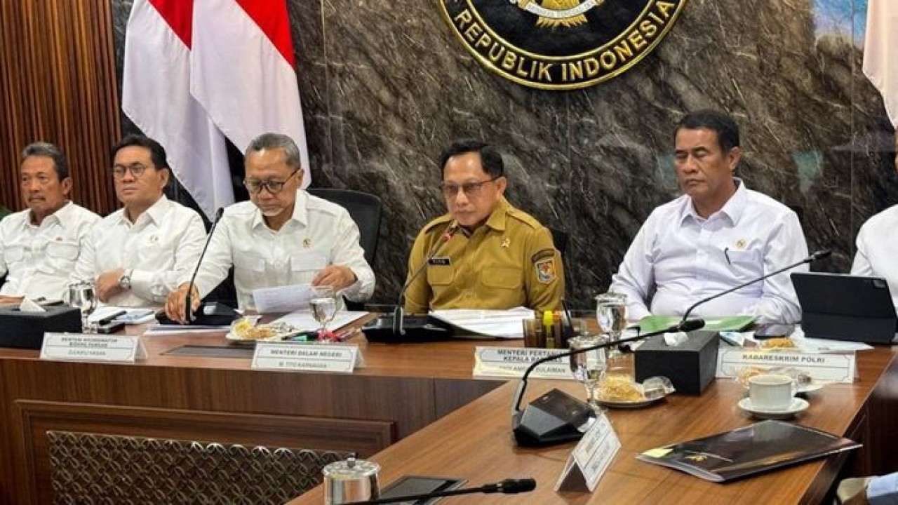 Menteri Dalam Negeri Muhammad Tito Karnavian (ketiga kanan) dalam Rapat Koordinasi Terbatas (Rakortas) Pangan di Kementerian Koordinator Bidang Pangan, Jakarta, Senin (26/10/2026). (Antara)
