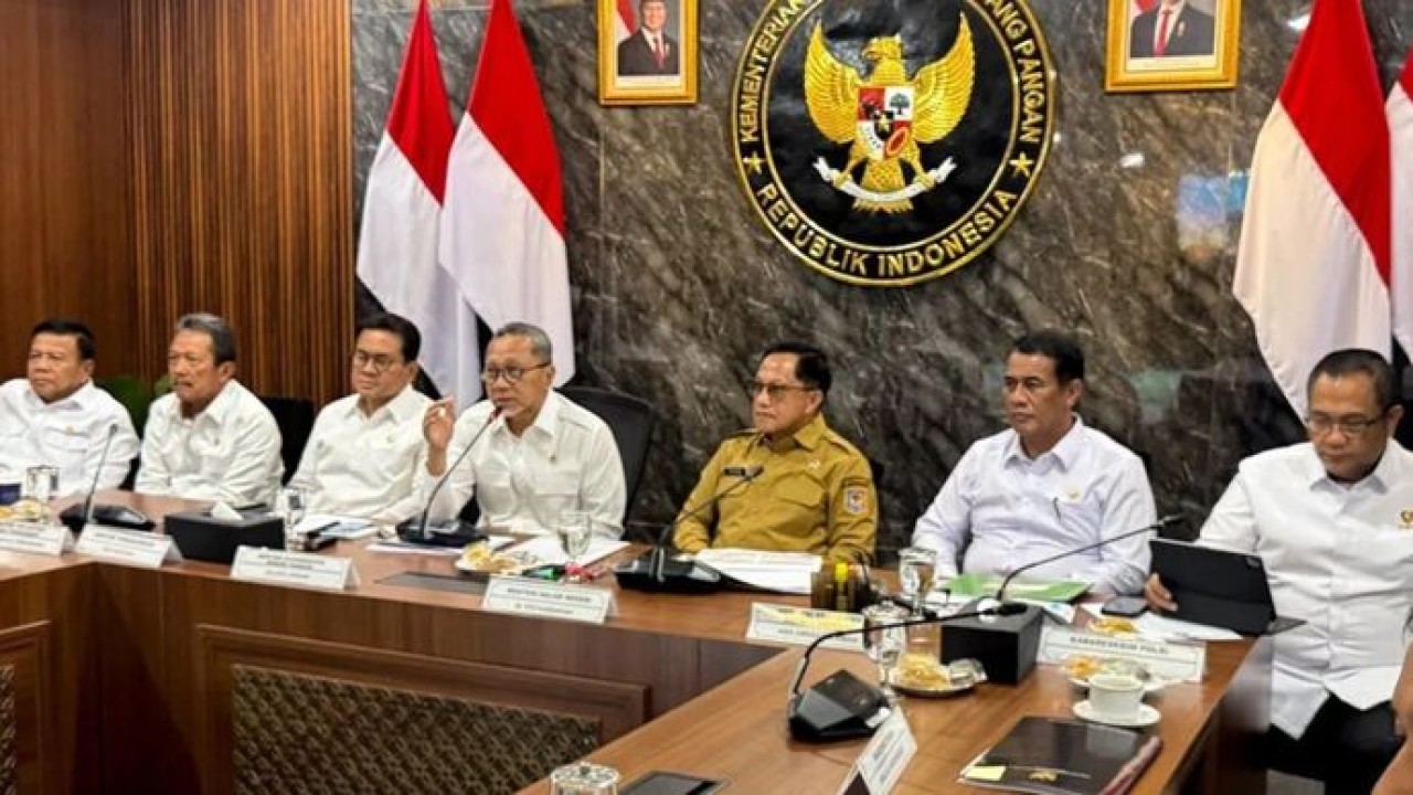 Menteri Dalam Negeri Muhammad Tito Karnavian (ketiga kanan) dalam Rapat Koordinasi Terbatas (Rakortas) Pangan di Kementerian Koordinator Bidang Pangan, Jakarta, Senin (26/10/2026). (Antara)