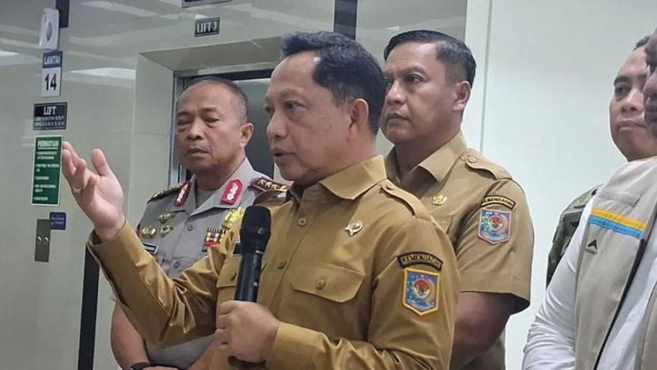 Mendagri Tito Karnavian (depan) memberi keterangan pada media usai usai rapat koordinasi bersama Menteri Koordinator Bidang Pembangunan Manusia dan Kebudayaan Sugiono di Jakarta, Selasa (27/10/2026) (Antara)