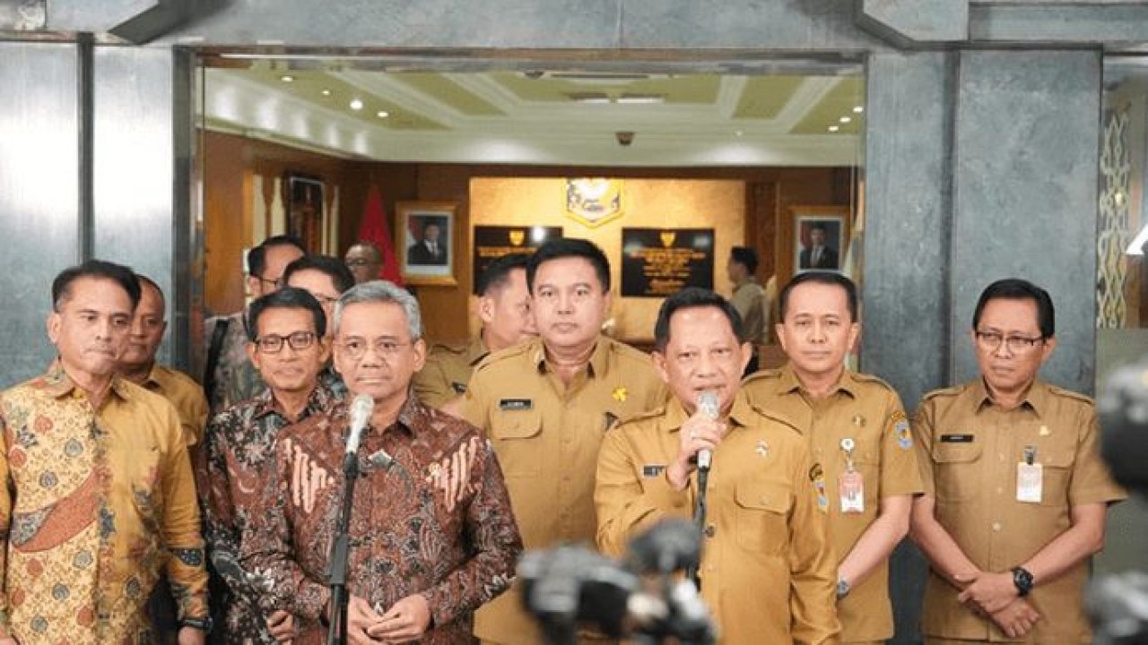 Menteri Dalam Negeri (Mendagri) Muhammad Tito Karnavian dan Menteri Keuangan (Menkeu) Suahasil Nazara melakukan pertemuan di Kantor Pusat Kementerian Dalam Negeri (Kemendagri).