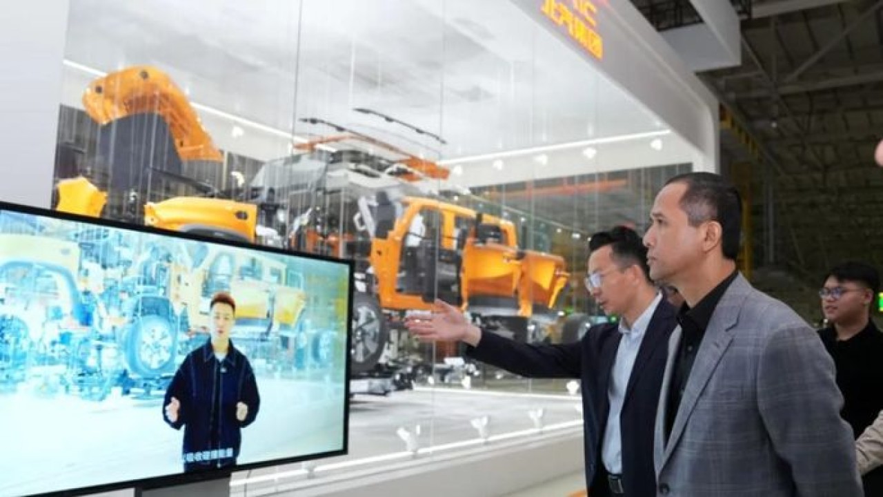 Menteri Transmigrasi Muhammad Iftitah Sulaiman Suryanagara (kanan) menyimak penjelasan mengenai teknologi dan proses produksi industri otomotif saat mengunjungi Beijing Automotive Group (BAIC Group) di Beijing, Tiongkok (Antara)