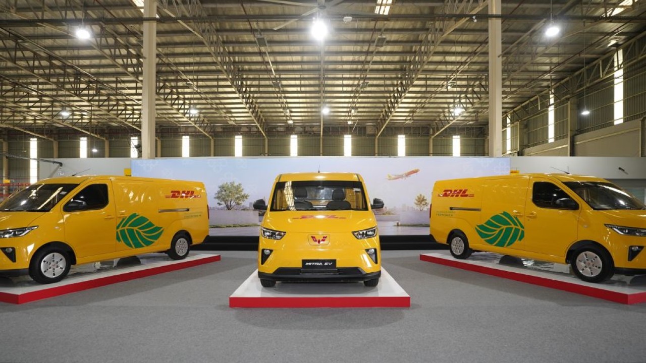 DHL Express melakukan pengadaan 30 unit Wuling Mitra EV Blind Van Long Range untuk menunjang aktivitas pengiriman barang di Indonesia. (Foto: Dok/Istimewa/Wuling Motors)